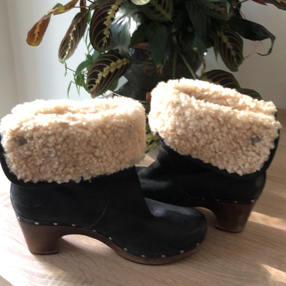 Ladies 9 Vintage Black Ugg Clog Boots Nubuck Leather Shearling